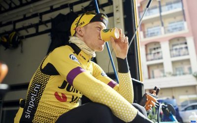 Bram Berkien van Jumbo Visma drinkt koffie - wielercafes.nl