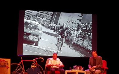 Hennie Kuiper in gesprek met Eddy van der Ley tijdens pop-up wielercafe Almelo – wielercafes.nl foto: Twentefm