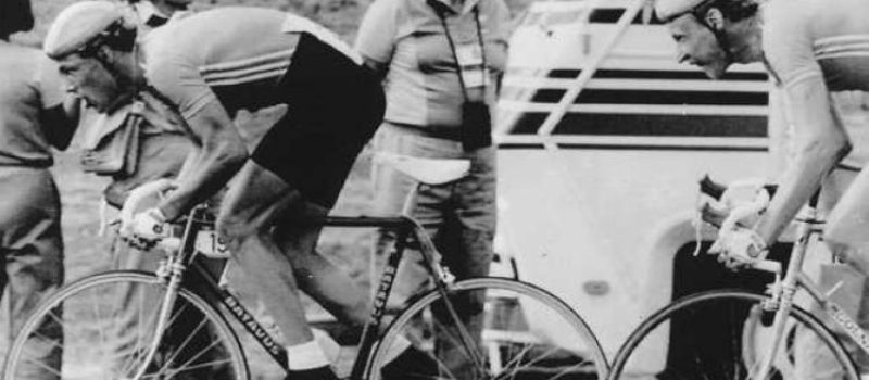 Maarten Ducrot als wielrenner in het wiel van Gert Jacobs tijdens de Olympische Spelen van Los Angeles - wielercafes.nl